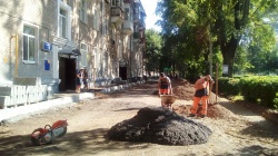 Во дворе дома № 35 по ул. Мира продолжаются благоустроительные работы в рамках проекта «Формирование современной городской среды»
